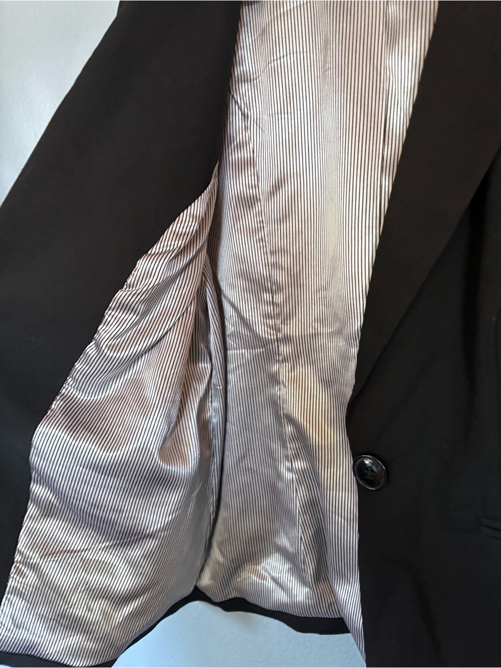 City Twill Classic Fit Blazer by TORRID.
Black. Lined. Faux pockets. Size 0/lg - Picture 8 of 10